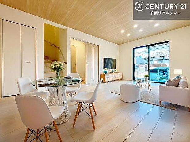 家具はCGパースです。心地良いリビングは家族が自然と集まります。家族団欒の時間が増えそうです。ご家族と、より一層充実した時間を過ごせそうですね。