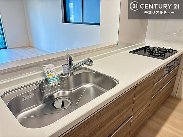 収納スペースが豊富で、調理スペースがスッキリと片付きひろ〜く活用できます！快適に作業ができます！毎日の料理が捗ります！