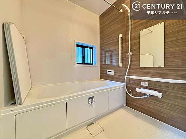 白を基調とした清潔感のあるバスルーム!快適なバスタイムが送れます!1日の疲れをしっかりと癒してくれる素敵なリラクゼーション空間になりそうですね。