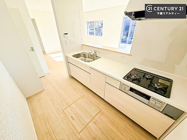 作業がしやすいシステムキッチンです!収納がたくさん付いているので、調理スペースに物を置かなくて済むので、広々使えて、快適に作業ができます!