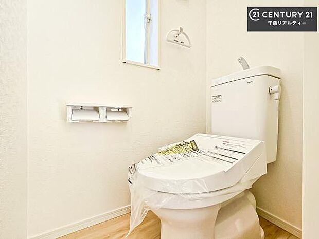 1・2階にトイレがございます!朝の忙しい時間帯も待たずにすみそうですね。白を基調とした清潔感のあるトイレでお手入れがしやすいです!