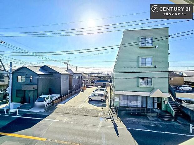 落ち着きある住宅街です!周囲には高い建物がなく、空が広く開放感があり、陽当たりを大きく遮られることもありません!気持ちの良い風が通り抜ける街並みです!