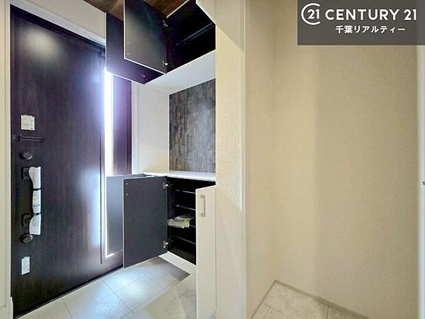 玄関の可動棚は、収納力良好で靴をすっきり整理できるだけでなく、飾り棚としても活用可能。お気に入りの小物やグリーンを置けば、来客を迎えるおしゃれな空間に仕上がります!