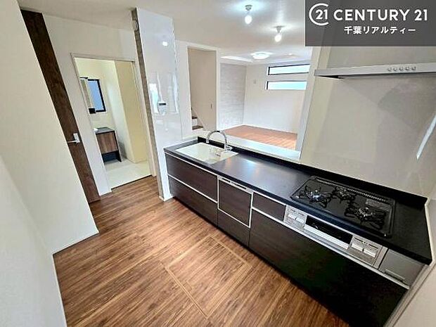 大人気の対面式システムキッチンを採用しています!ご家族のコミュニケーションが自然と増える設計です。お子様にも目が届くので嬉しいですね!広々使えて快適で作業が進みます。