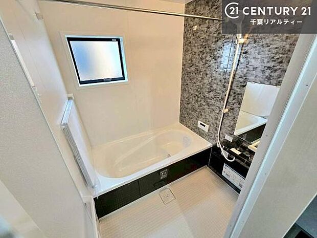 落ち着きある大人の雰囲気のバスルームは、味が出ていてバスタイムが充実!お仕事頑張っているご褒美にお好みの匂いの入浴剤を入れて、楽しんでみてはいかがでしょうか?