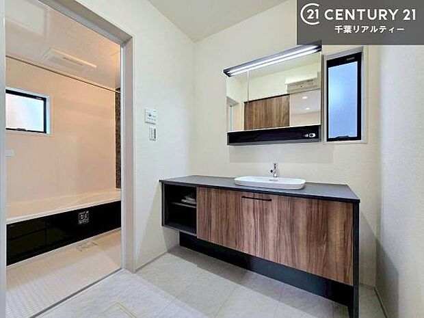 スタイリッシュなデザインの洗面台を採用。洗練された空間が、朝の準備や帰宅後の時間をより上質なものに演出します。