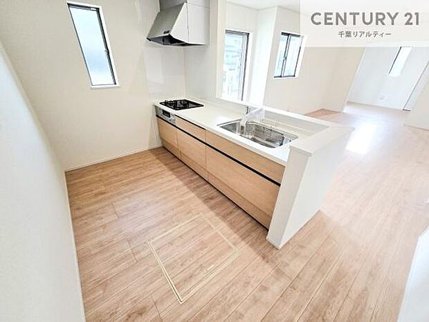 ゆとりある調理スペースで作業がしやすい快適なキッチンです!お子様と一緒にお菓子造りも楽しめる広々スペースです。楽しい調理時間になりそうですね!