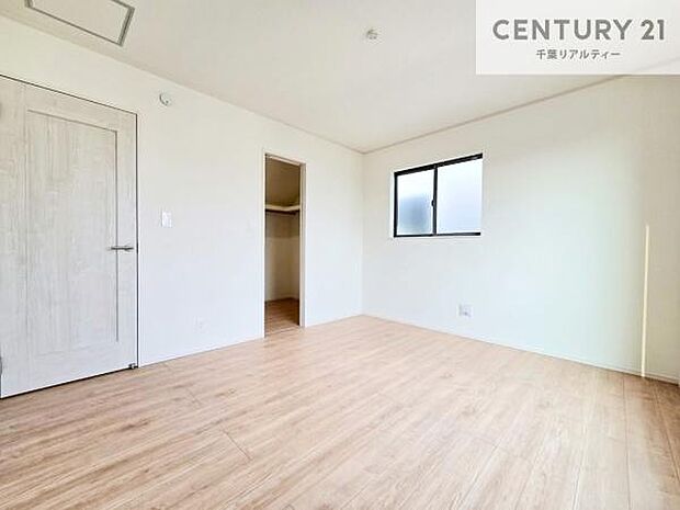 シンプルにデザインされているため、家具を選びません!お気に入りの家具を置いてくつろげる空間を作ることができます。