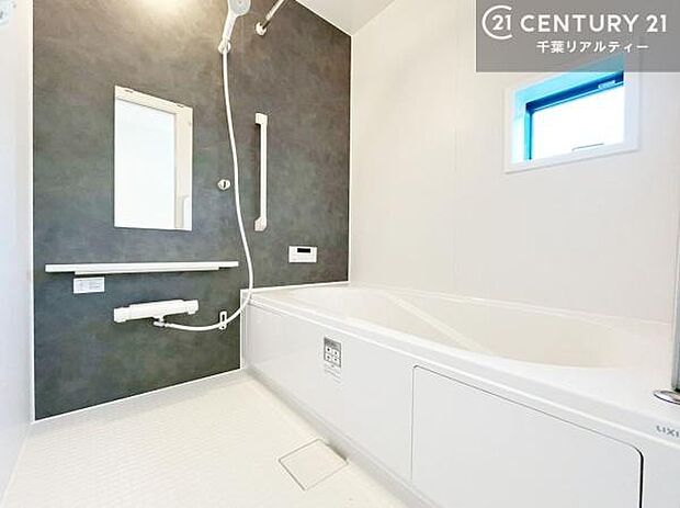 落ち着きある大人の雰囲気のバスルームは、味が出ていてバスタイムが充実!お仕事頑張っているご褒美にお好みの匂いの入浴剤を入れて、楽しんでみてはいかがでしょうか?