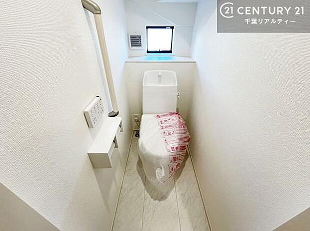 1・2階にトイレがございます!朝の忙しい時間帯も待たずにすみそうですね。白を基調とした清潔感のあるトイレでお手入れがしやすいです!