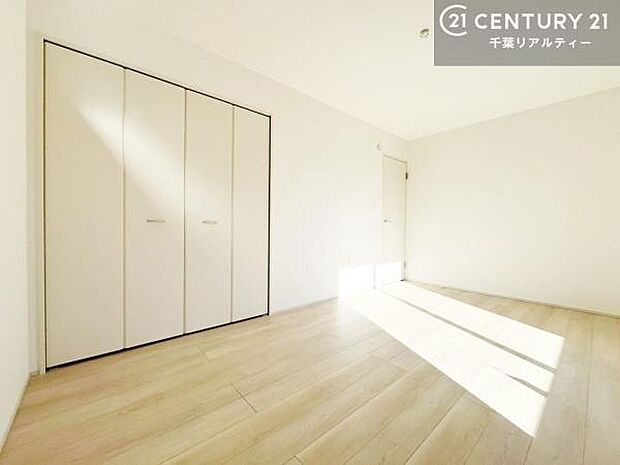 シンプルにデザインされているため、家具を選びません!お気に入りの家具を置いてくつろげる空間を作ることができます。