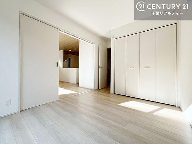 シンプルにデザインされているため、家具を選びません!お気に入りの家具を置いてくつろげる空間を作ることができます。