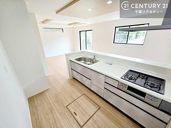 大人気の対面式システムキッチンを採用しています！ご家族のコミュニケーションが自然と増える設計です。お子様にも目が届くので嬉しいですね。収納力もあります！