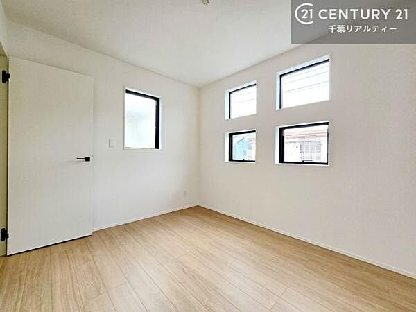 掃き出し窓がないお部屋は、お子様のお部屋としても安心です！収納スペースも充実しているので散らかったお部屋をサッと片付けられます！