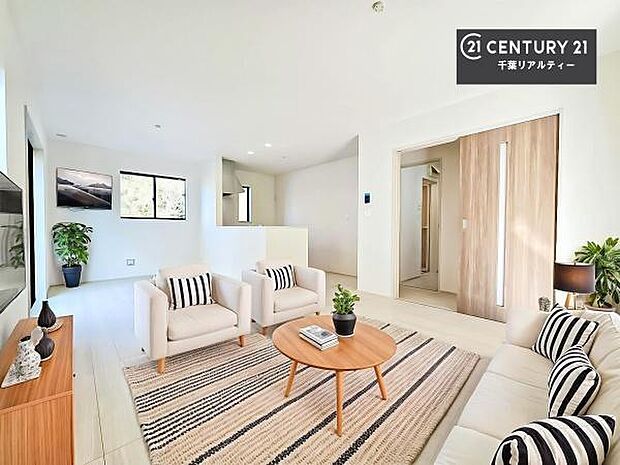 家具はCGパースです。大切な家族が集まるからこそLDKにはこだわりたい。子供たちが元気に笑いながら走り回っている姿を見た時が「広い家にして良かった」と思う瞬間です。