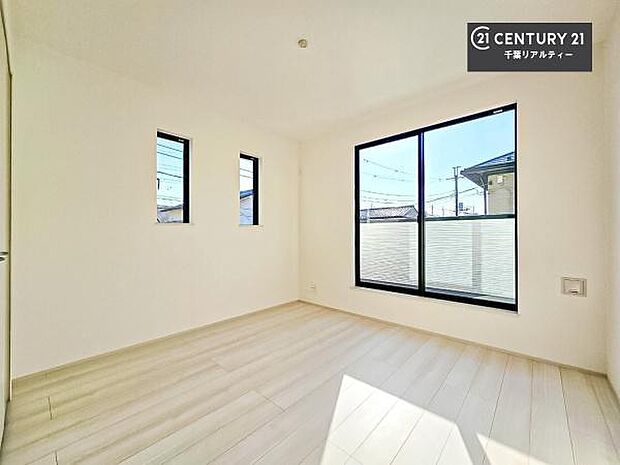 バルコニーに面している洋室です。明るく温もりがあり、換気もしっかりできます!朝起きて、外に出て背伸びをしつつ深呼吸をし良い朝を迎え入れることができます。