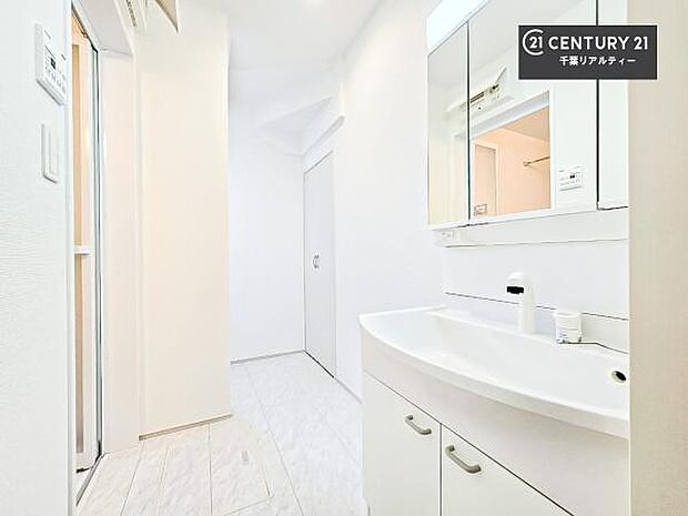 三面鏡仕様の洗面所は、身だしなみがしやすい造り!裏は収納になっています。ドライヤーやお化粧道具を片付けられるので洗面台周りをスッキリと見せることが出来ます!