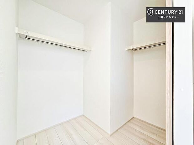 ウォークインクローゼット付きです。たくさんのお洋服などを収納しておけそうですね!他にも扇風機や加湿器など季節物の大きな家電も収納できます。