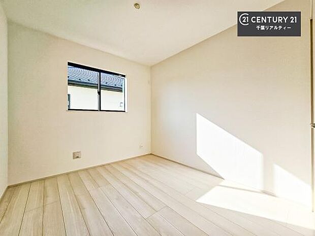 シンプルにデザインされているため、家具を選びません!お気に入りの家具を置いてくつろげる空間を作ることができます。