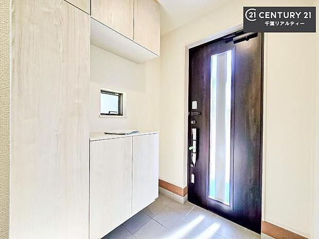 疲れて帰ってきても、ただいま!を言いたくなる、優しく迎え入れてくれる空間になっています。明るく温もり溢れる玄関です!