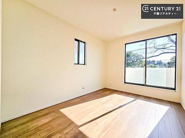 バルコニーに面している洋室です。明るく温もりがあり、換気もしっかりできます!朝起きて、外に出て背伸びをしつつ深呼吸をし良い朝を迎え入れることが出来そうですね!