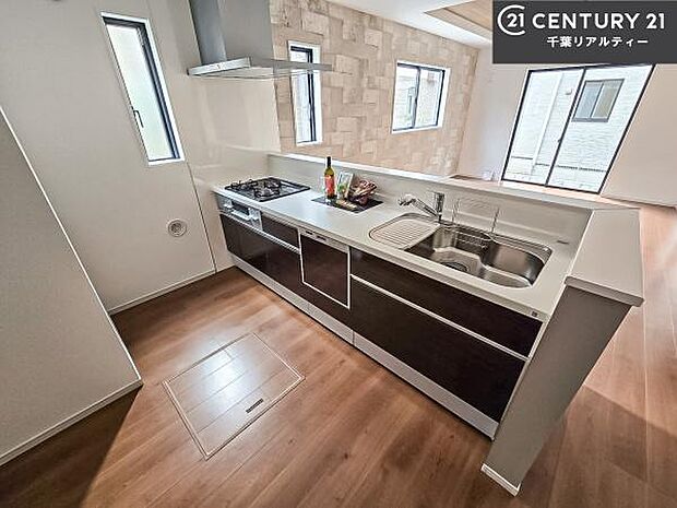 大人気の対面式システムキッチンを採用しています!ご家族のコミュニケーションが自然と増える設計です。お子様にも目が届くので嬉しいですね。収納力もあります!