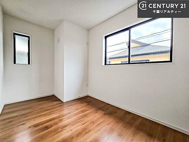 掃き出し窓がないお部屋は、お子様のお部屋としても安心です!収納スペースも充実しているので散らかったお部屋をサッと片付けられます!