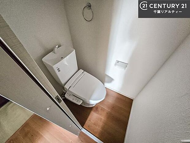 1・2階にトイレがございます!朝の忙しい時間帯も待たずにすみそうですね。白を基調とした清潔感のあるトイレでお手入れがしやすいです!