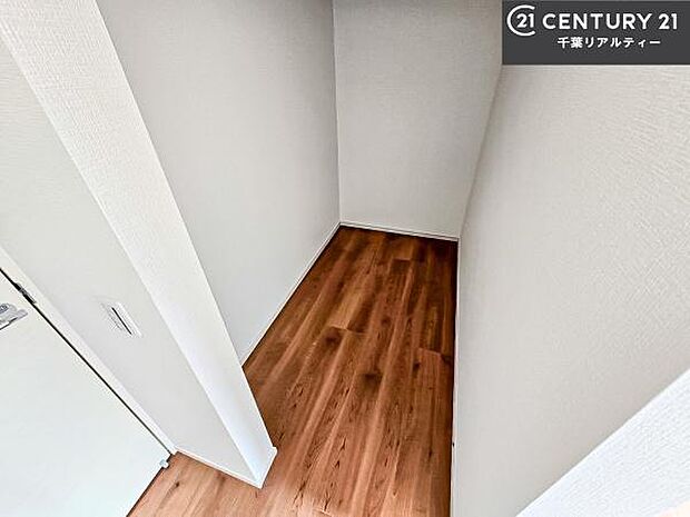 ウォークインクローゼット付きです。たくさんのお洋服などを収納しておけそうですね!他にも扇風機や加湿器など季節物の大きな家電も収納できます。