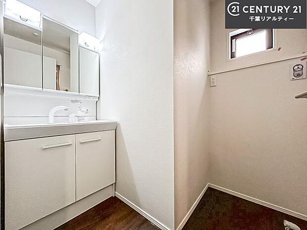 三面鏡仕様の洗面所は、身だしなみがしやすい造り!裏は収納になっています。ドライヤーやお化粧道具を片付けられるので洗面台周りをスッキリと見せることが出来ます!