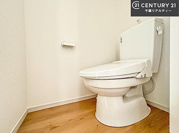 1・2階にトイレがございます!朝の忙しい時間帯も待たずにすみそうですね。白を基調とした清潔感のあるトイレでお手入れがしやすいです!