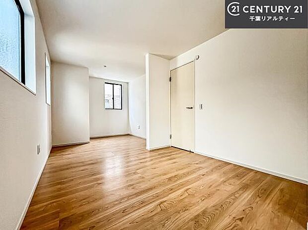 明るく風通しの良い居室です。「シンプル」にデザインされた室内。自由度が高いので家具やレイアウトでお好みの空間を創り上げられます。