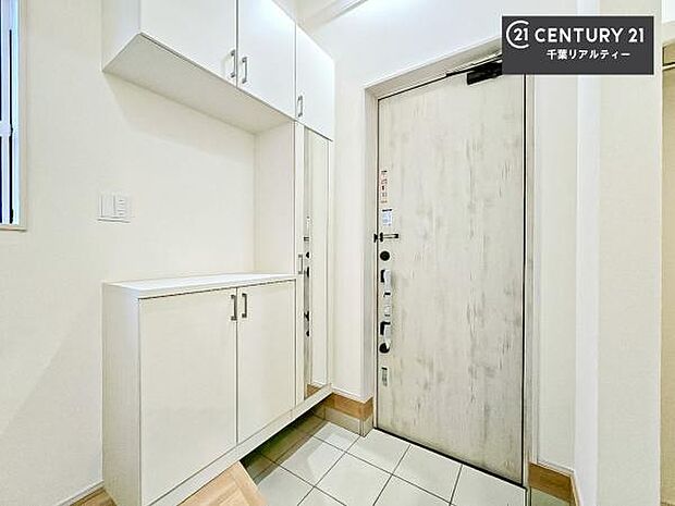 シューズボックス付きなので、玄関が片付きお掃除がしやすいです!スッキリした玄関で戸を開けた瞬間、清潔感のある心地いい空間が出迎えてくれます。