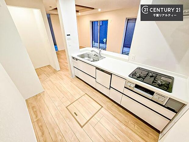 大人気の対面式システムキッチンを採用しています!ご家族のコミュニケーションが自然と増える設計です。お子様にも目が届くので嬉しいですね。広々使えて快適に作業が進みます。