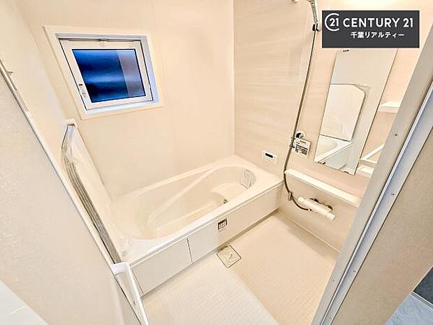 落ち着きある大人の雰囲気のバスルームは、味が出ていてバスタイムが充実!お仕事頑張っているご褒美にお好みの匂いの入浴剤を入れて、楽しんでみてはいかがでしょうか?