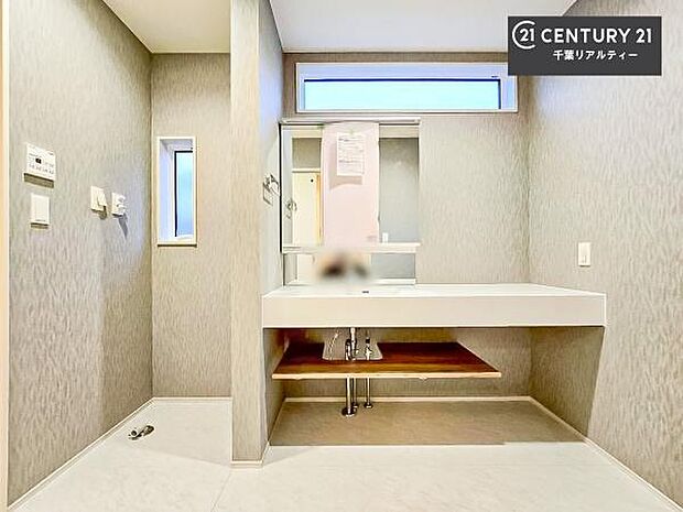 シンプルなオープンタイプの洗面台は、お手入れがしやすく清潔な環境を保つことができて気持ちよくお使いいただけます!デザイン性もありちょっとしたインテリアを置いておしゃれに仕上げることも可能です!