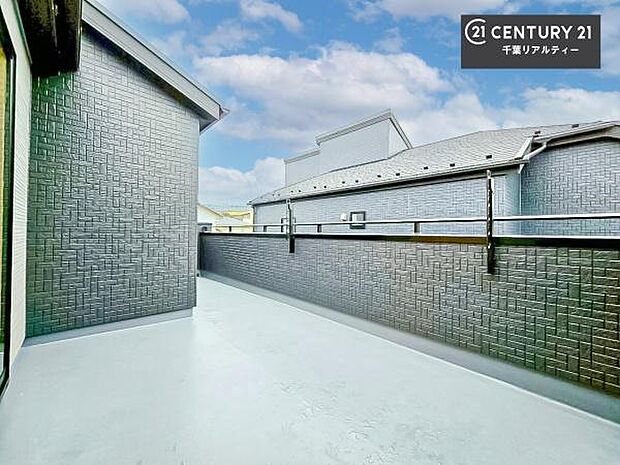 広々としているバルコニーです!お洗濯物を干すのはもちろん風に当たりながらくつろぎタイムが送れます!