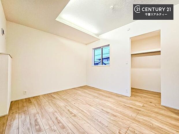 シンプルにデザインされているため、家具を選びません!お気に入りの家具を置いてくつろげる空間を作ることができます。