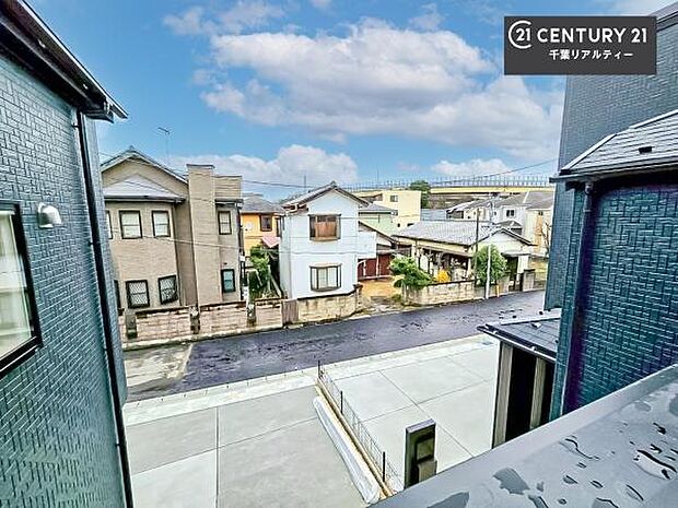 眺望良好なバルコニー。お天気のいい日にはバルコニーへでてリフレッシュするのもいいですね！