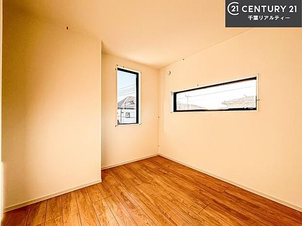 優しい光が差し込む洋室は、朝の目覚めも気持ちが良さそうですね。おうち時間もゆったりと過ごすことができます。優しい色合いのフローリングがどんな家具にもマッチします!