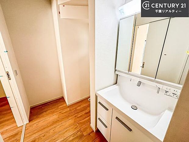 三面鏡仕様の洗面所は、身だしなみがしやすい造り!裏は収納になっています。ドライヤーやお化粧道具を片付けられるので洗面台周りをスッキリと見せることが出来ます!