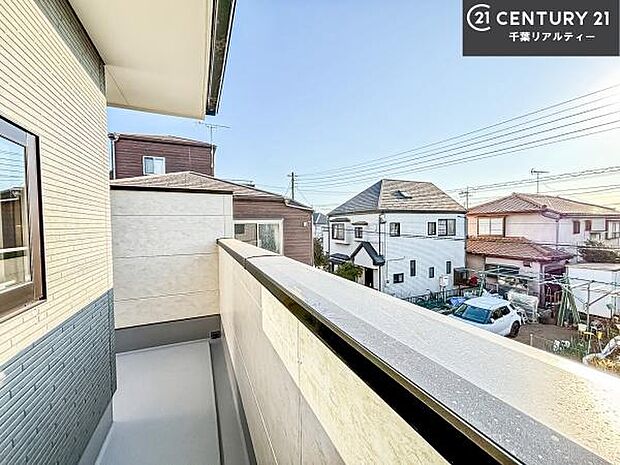 落ち着きある住宅街です!周囲には高い建物がなく、空が広く開放感があり、陽当たりを大きく遮られることもありません!気持ちの良い風が通り抜ける街並みです!