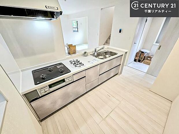 ゆとりある調理スペースで作業がしやすい快適なキッチンです!お子様と一緒にお菓子造りも楽しめる広々スペースです。楽しい調理時間になりそうですね!