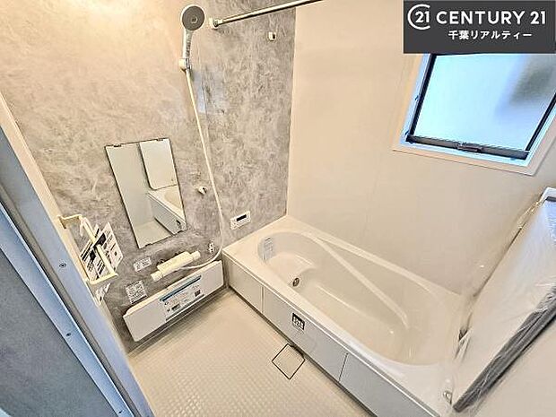 落ち着きある大人の雰囲気のバスルームは、味が出ていてバスタイムが充実!お仕事頑張っているご褒美にお好みの匂いの入浴剤を入れて、楽しんでみてはいかがでしょうか?