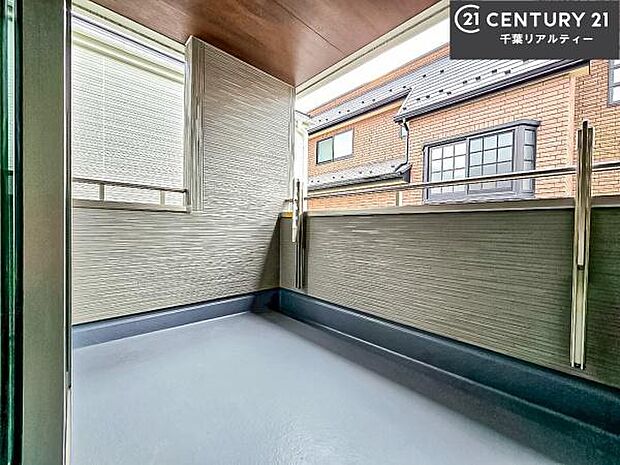 陽当たり良好なバルコニーです!晴れた日には青い空を見渡せる開放的な時間を楽しめます。