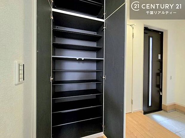 シューズボックス付き。玄関が片付きお掃除がしやすいです！スッキリした玄関で戸を開けた瞬間、清潔感のある心地いい空間が出迎えてくれます。