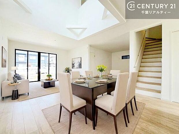 吹抜けの開放感あふれるリビングは縦にも横にも広がりを感じられる心地よい空間。リビング階段を採用することでご家族の自然なコミュニケーションが生まれ日々の暮らしに温もりをもたらします。※家具はＣＧパース