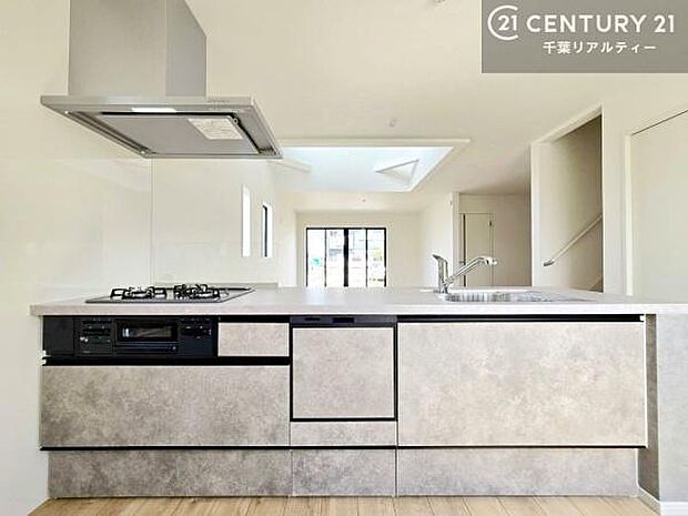 大人気の対面式システムキッチンを採用しています！ご家族のコミュニケーションが自然と増える設計です。お子様にも目が届くので嬉しいですね。収納力もあります！