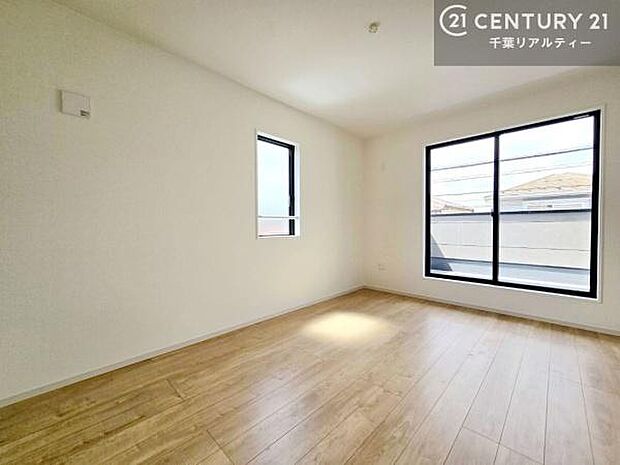 バルコニーに面している洋室です。明るく温もりがあり、換気もしっかりできます！朝起きて、外に出て背伸びをしつつ深呼吸をし良い朝を迎え入れることができます。