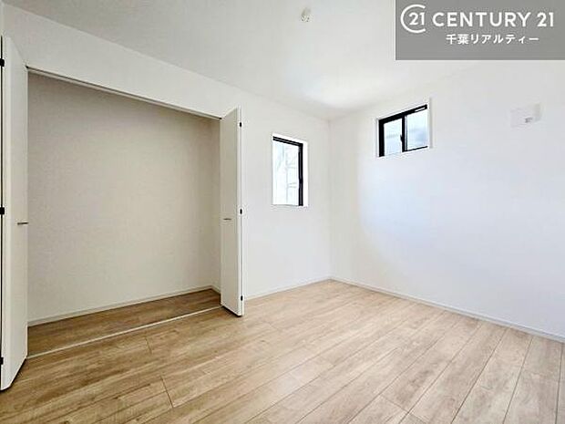 掃き出し窓がないお部屋は、お子様のお部屋としても安心です！収納スペースも充実しているので散らかったお部屋をサッと片付けられます！